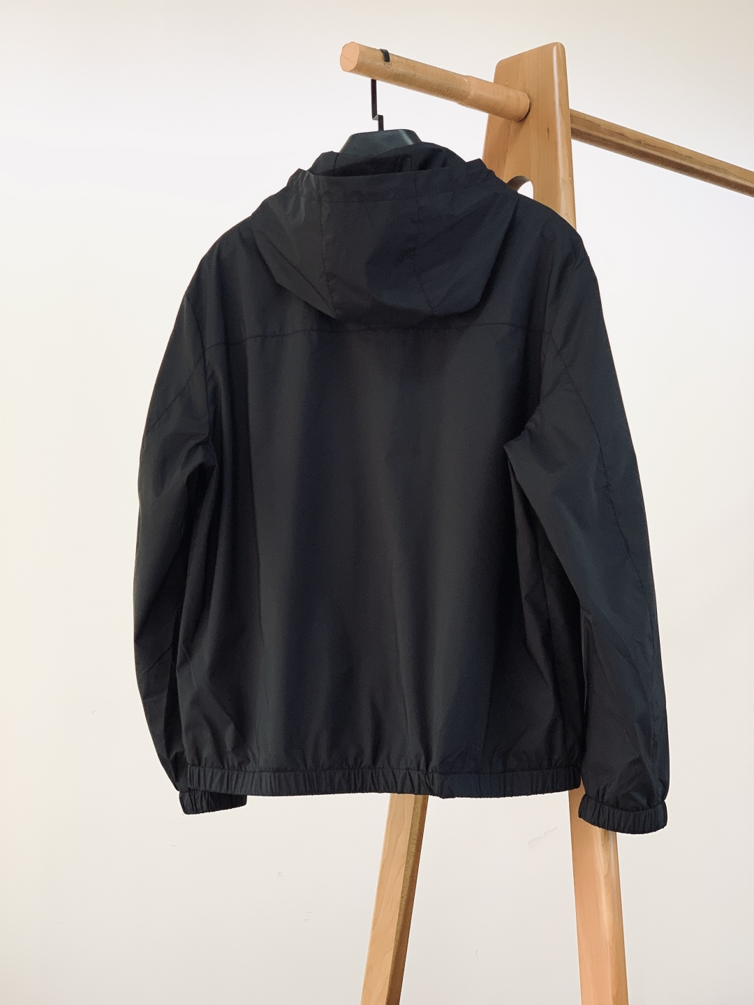 Moncler 蒙口 2026SS早春新品休闲连帽外套。轻奢户外天花板！这款连帽外套上身直接拉高整体气场