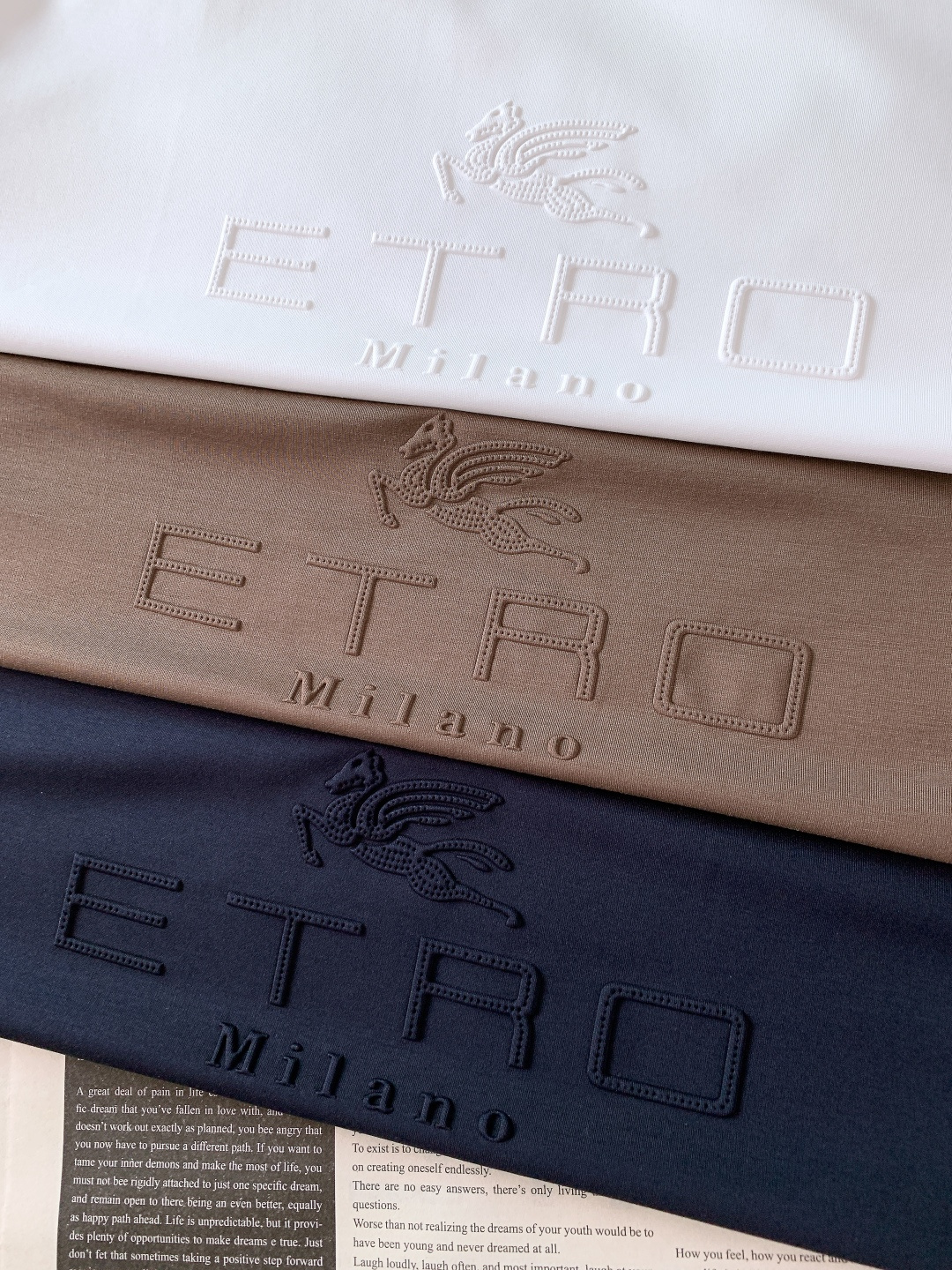 Etro 艾特罗 2026SS春夏新品压纹飞马短袖T恤。精选定制高支冰感棉，源自意大利进口纱线，经过特殊