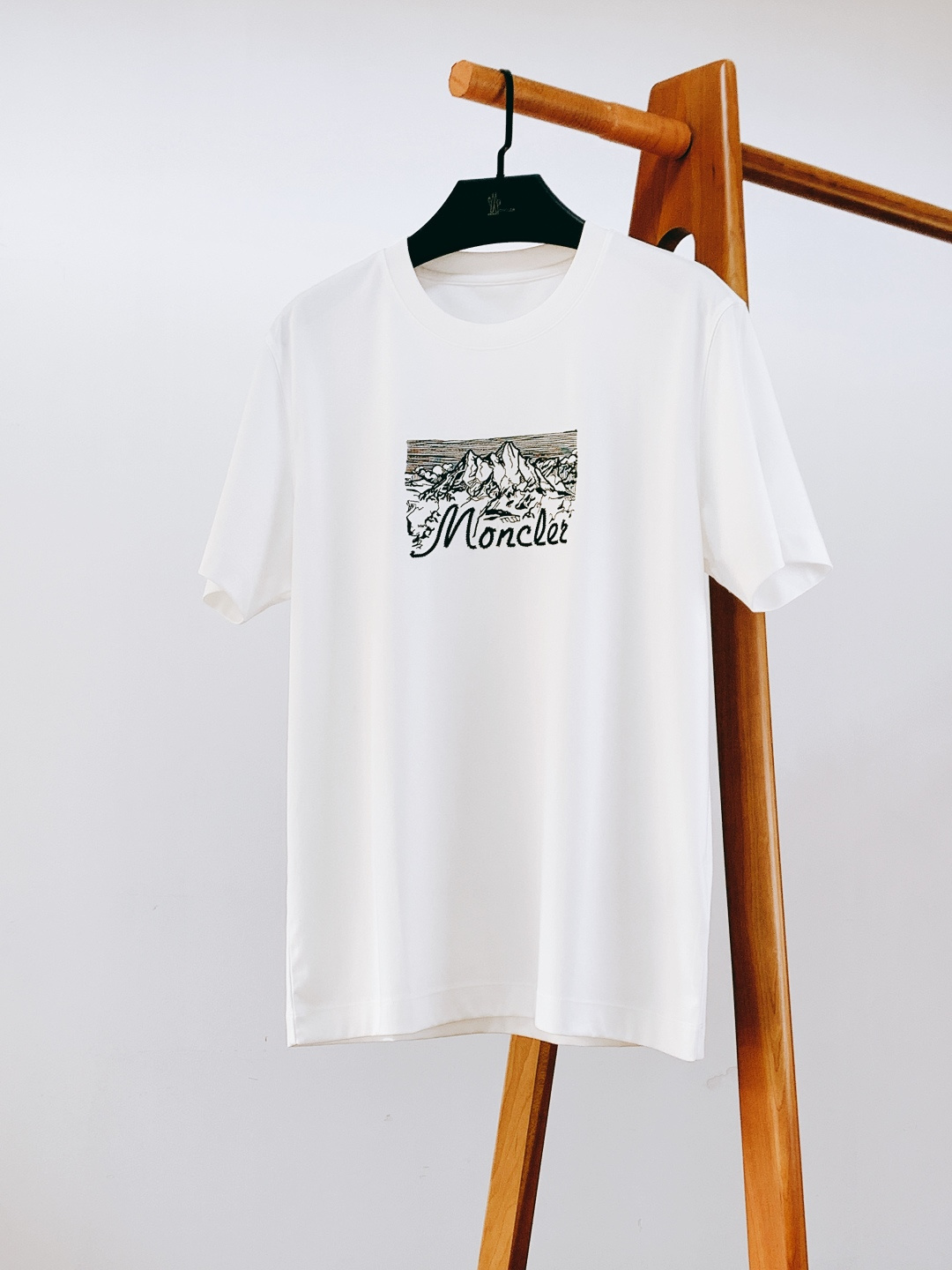 Moncler 蒙口 2026SS春夏新品雪山刺绣短袖T恤。定制高支冰感棉，源自意大利进口纱线，经过特殊