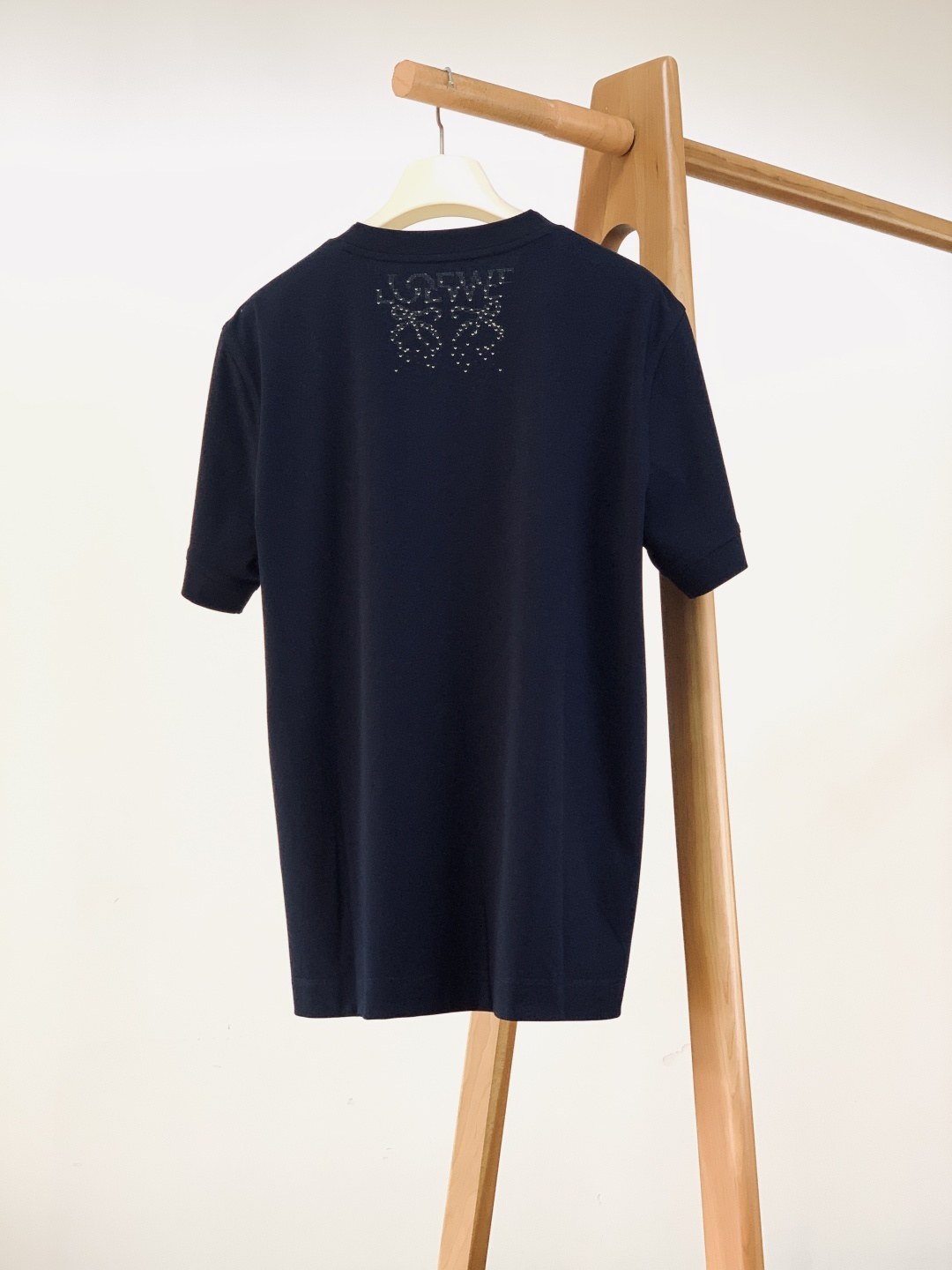 Loewe 罗意威 2026SS春夏新品珠绣Anagram标识T恤。采用260g高支精梳棉针织面料，经预