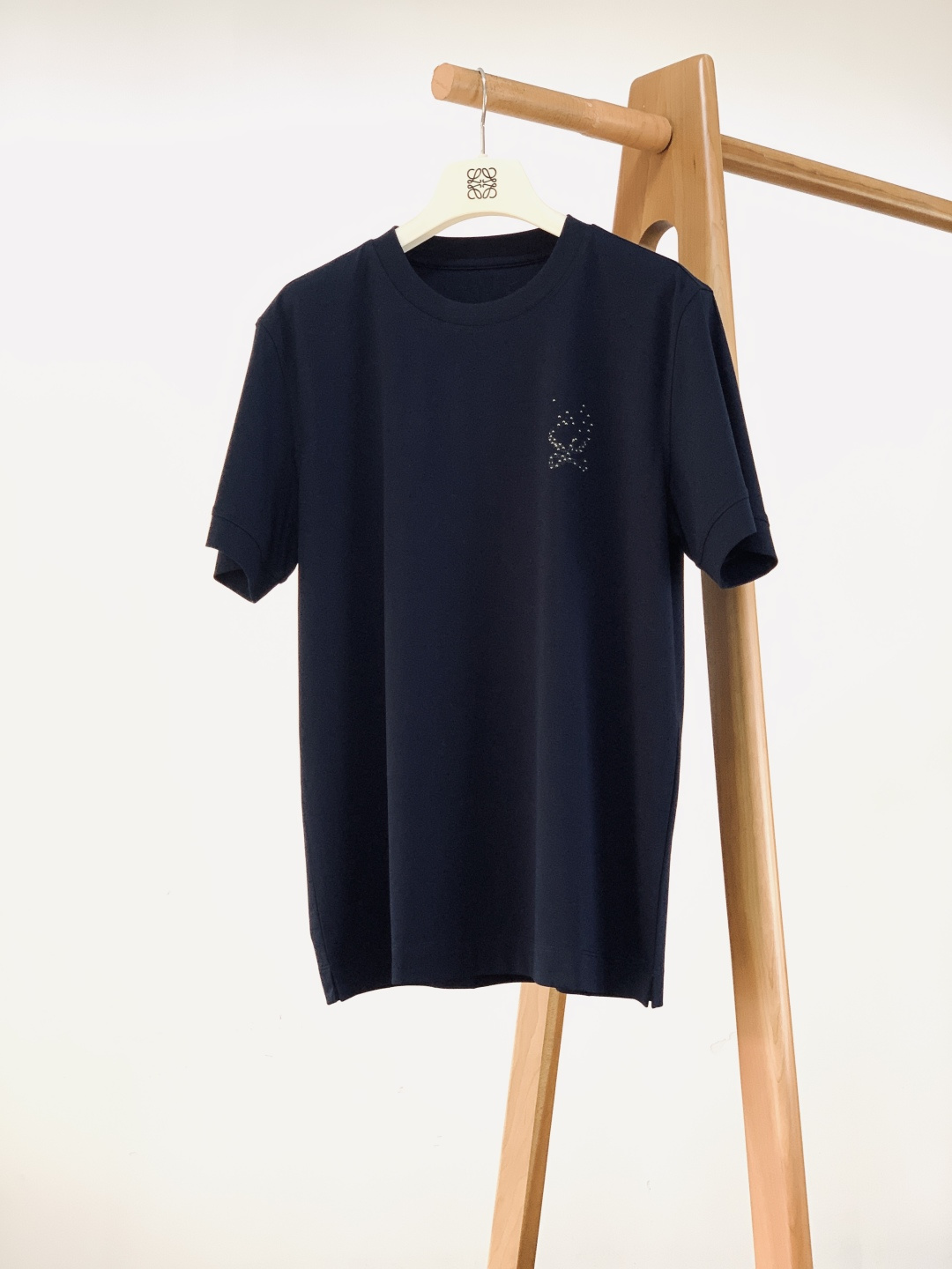 Loewe 罗意威 2026SS春夏新品珠绣Anagram标识T恤。采用260g高支精梳棉针织面料，经预