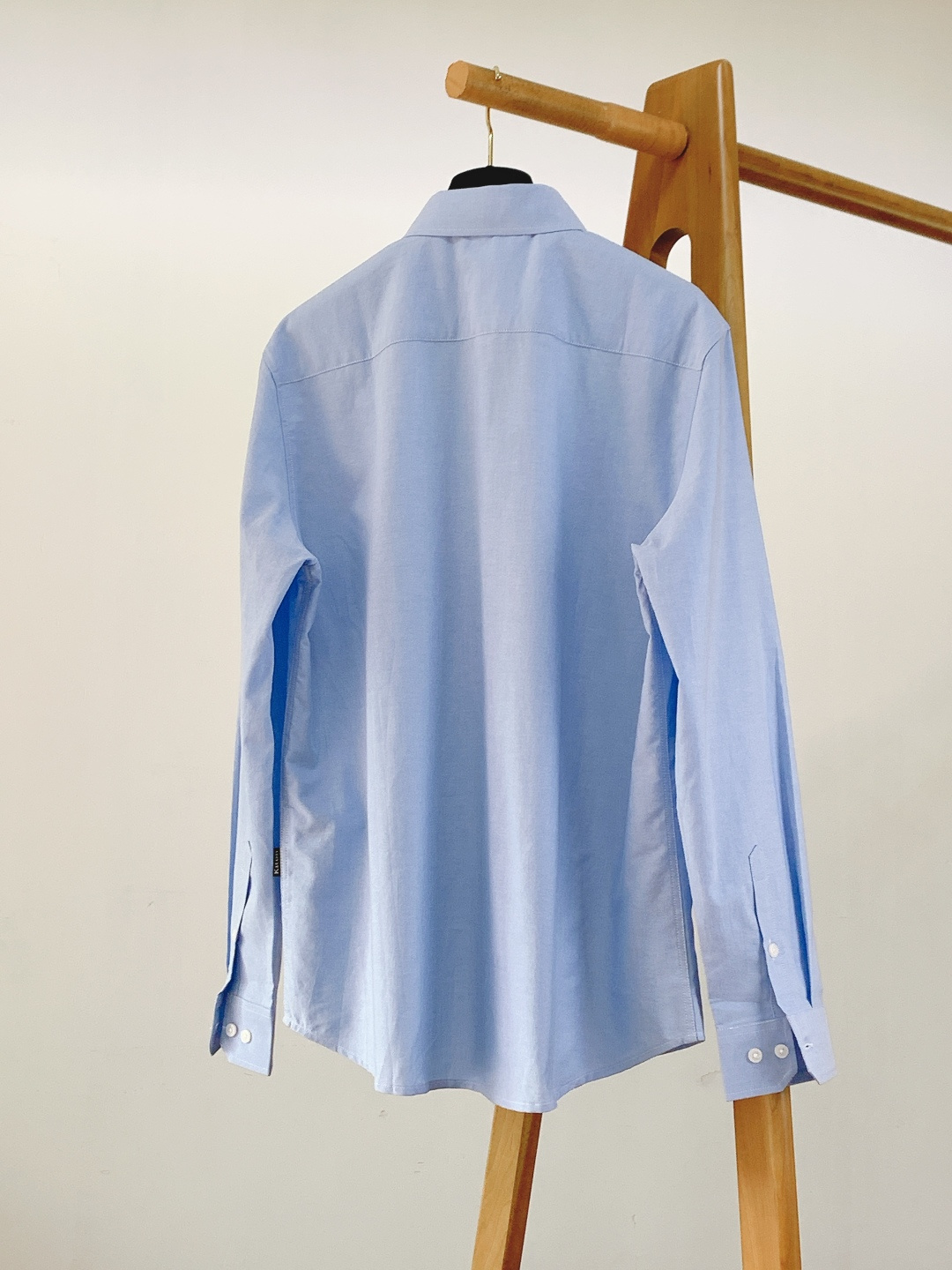 Kiton 奇顿 2026SS早春新品 老钱调性 主线系列，定织高支长绒棉结构触感细腻柔滑，低调光泽感自