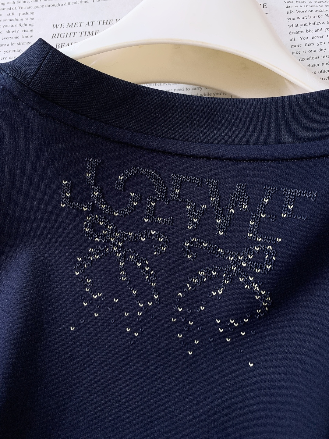 Loewe 罗意威 2026SS春夏新品珠绣Anagram标识T恤。采用260g高支精梳棉针织面料，经预