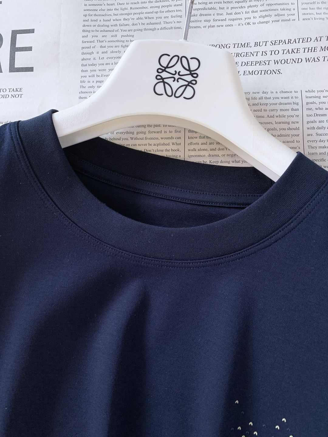 Loewe 罗意威 2026SS春夏新品珠绣Anagram标识T恤。采用260g高支精梳棉针织面料，经预