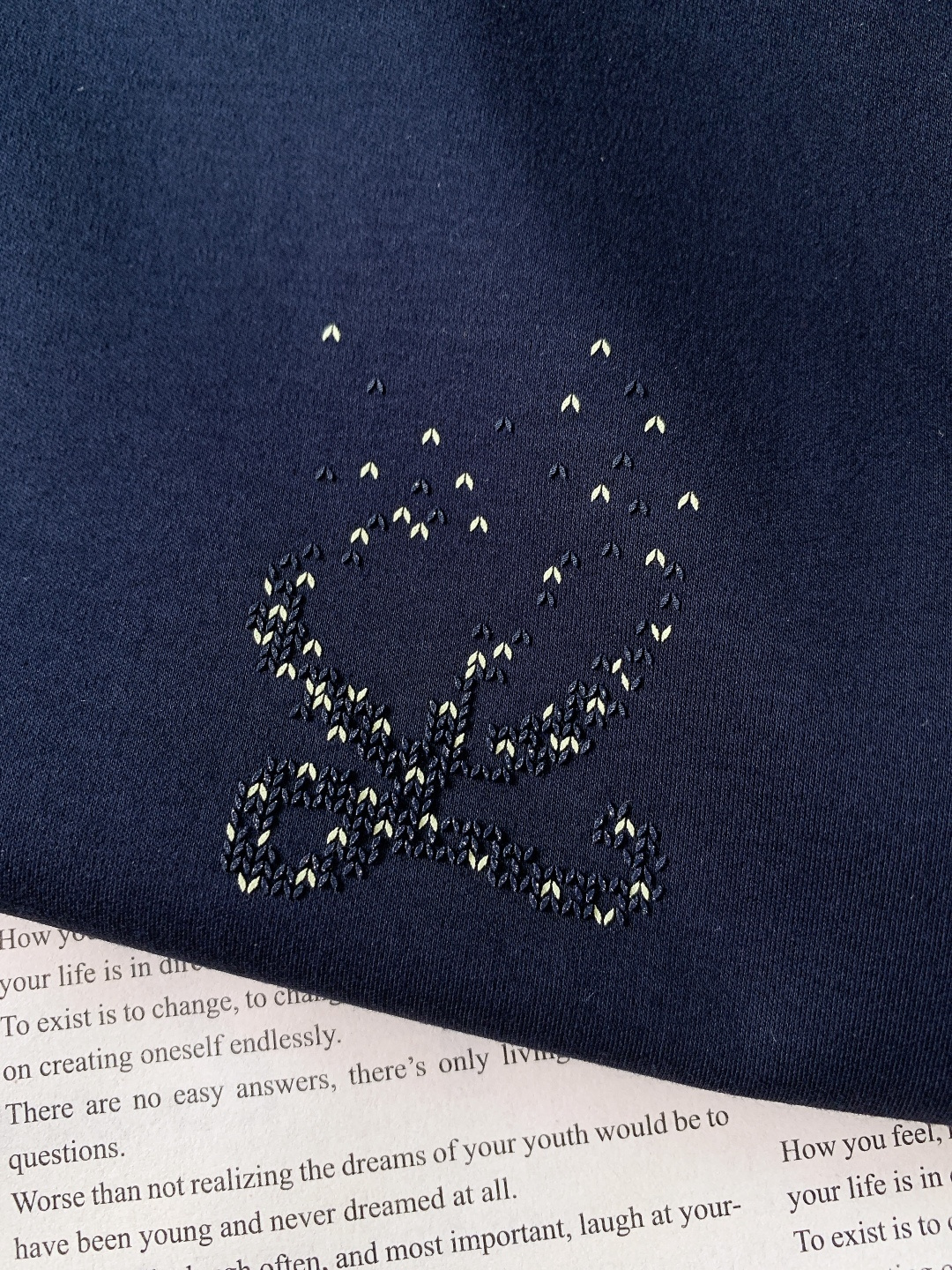 Loewe 罗意威 2026SS春夏新品珠绣Anagram标识T恤。采用260g高支精梳棉针织面料，经预