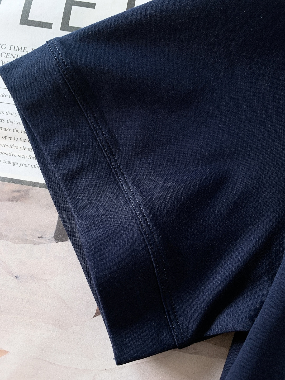 Loewe 罗意威 2026SS春夏新品珠绣Anagram标识T恤。采用260g高支精梳棉针织面料，经预