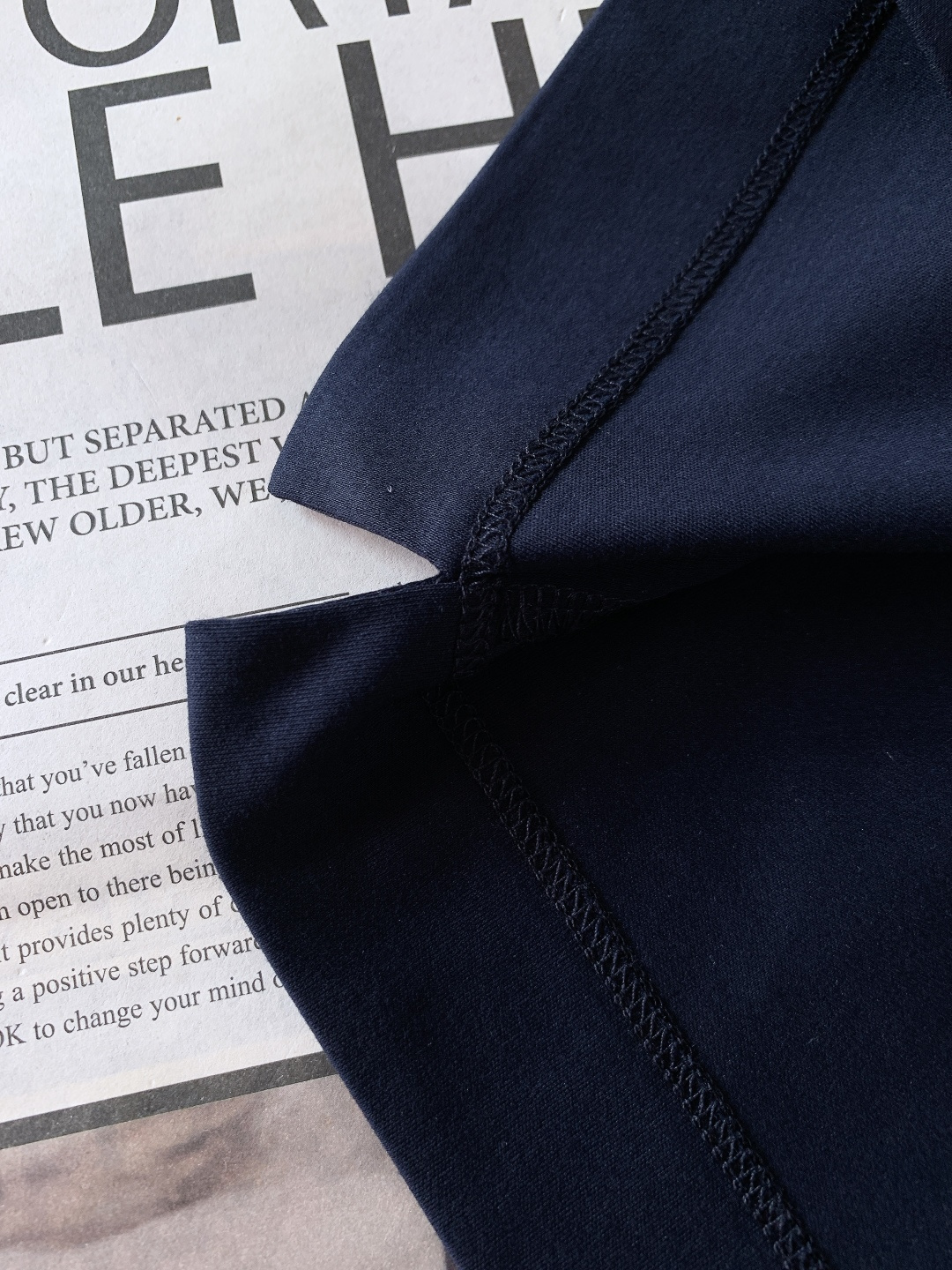 Loewe 罗意威 2026SS春夏新品珠绣Anagram标识T恤。采用260g高支精梳棉针织面料，经预