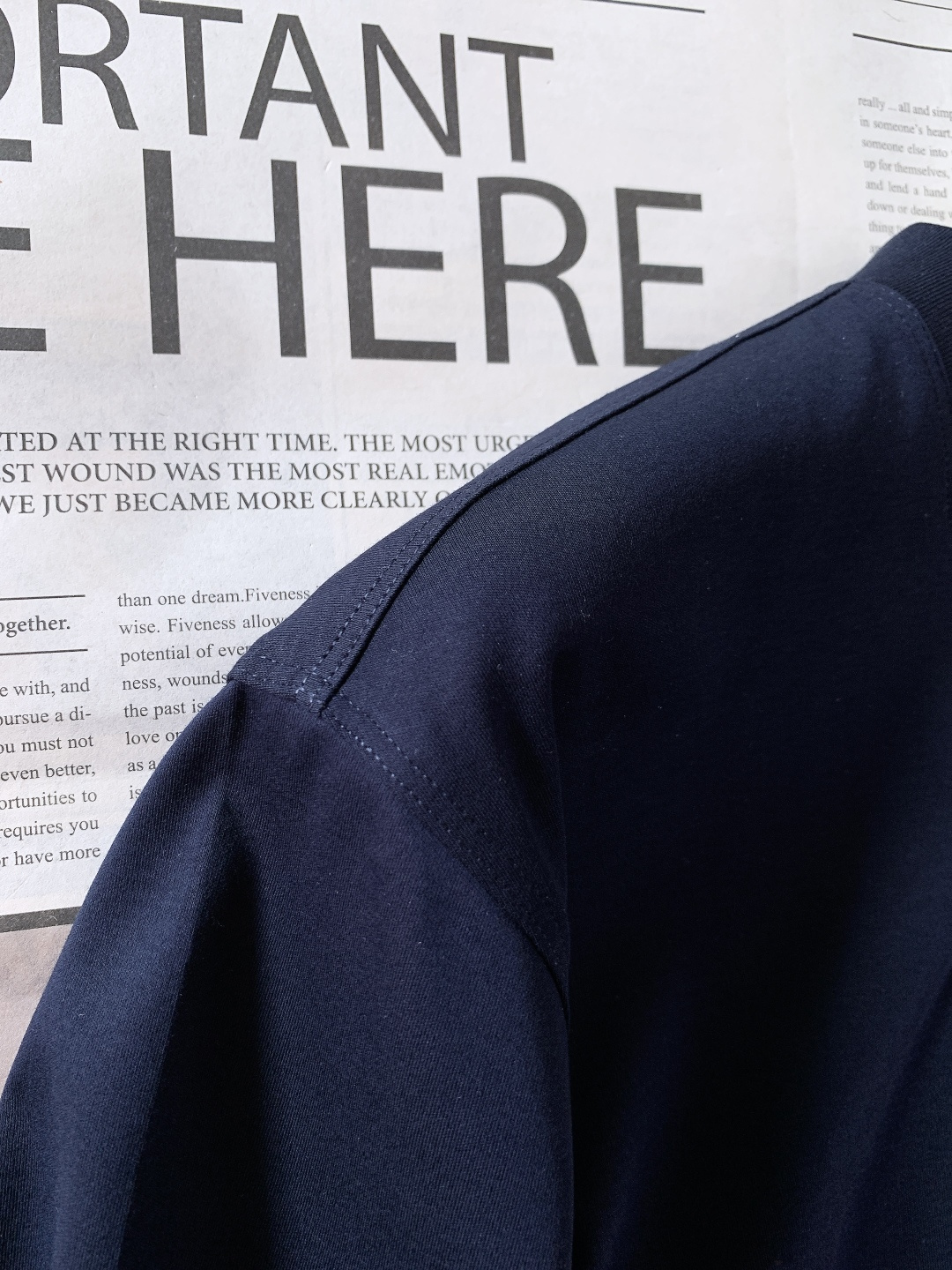 Loewe 罗意威 2026SS春夏新品珠绣Anagram标识T恤。采用260g高支精梳棉针织面料，经预