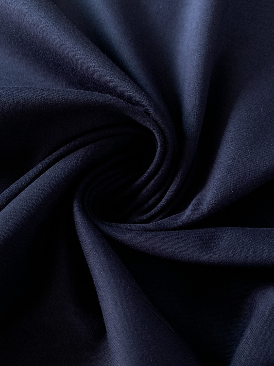 Loewe 罗意威 2026SS春夏新品珠绣Anagram标识T恤。采用260g高支精梳棉针织面料，经预