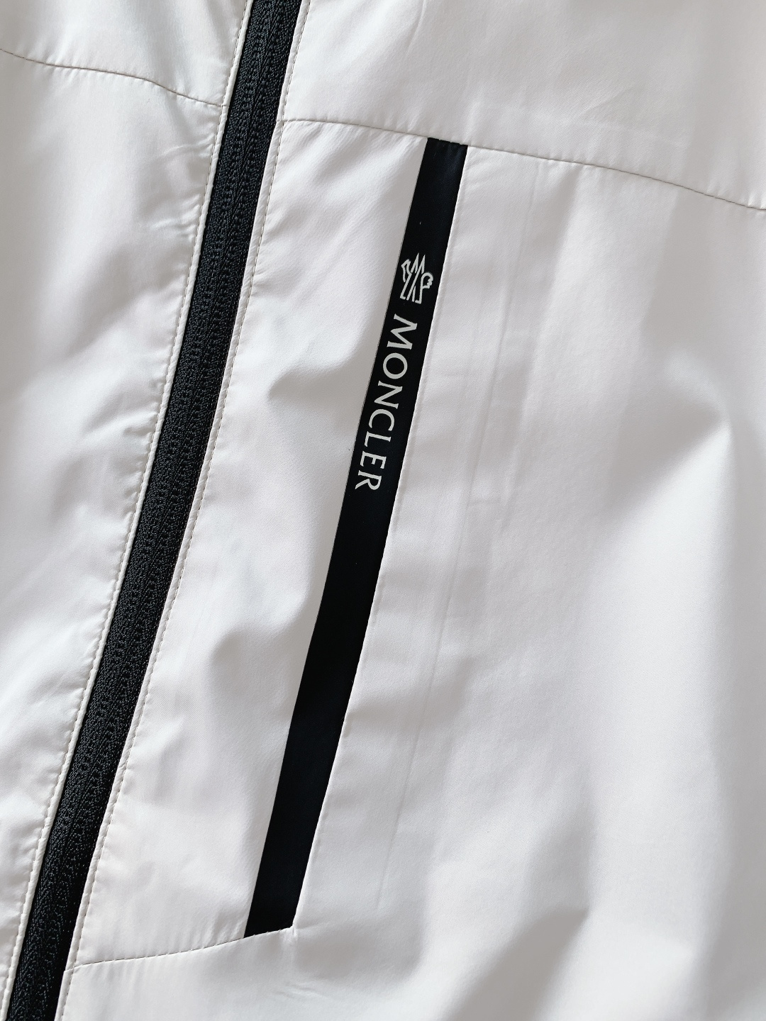 Moncler 蒙口 2026SS早春新品经典连帽防风外套｜把高级感穿在身上甄选防风防水科技尼龙面料，表