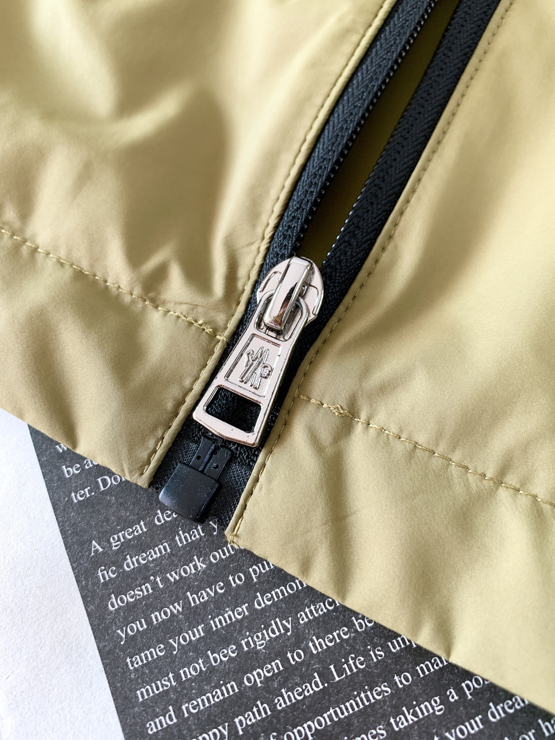 Moncler 蒙口 2026SS早春新品经典连帽防风外套｜把高级感穿在身上甄选防风防水科技尼龙面料，表