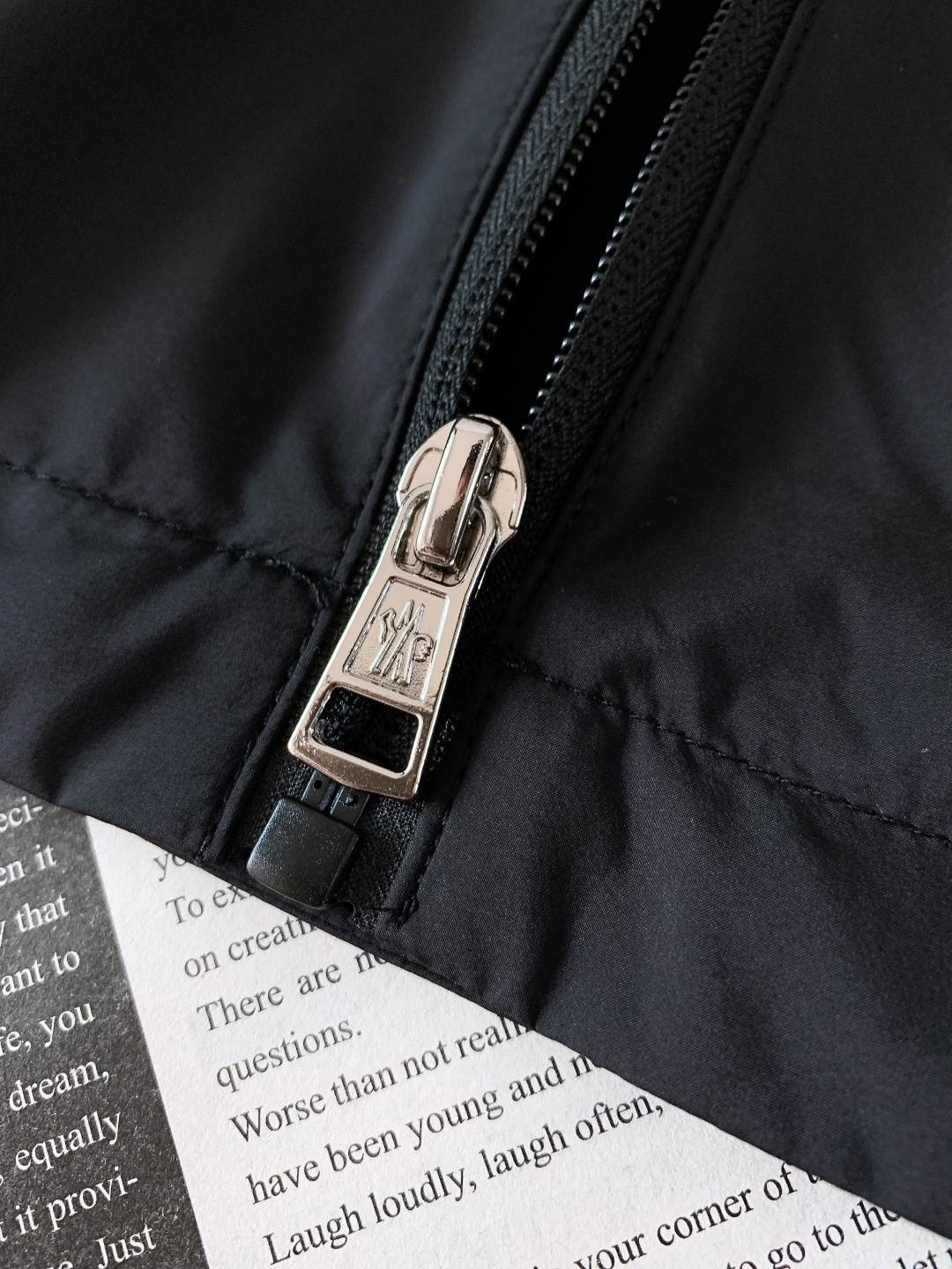 Moncler 蒙口 2026SS早春新品经典连帽防风外套｜把高级感穿在身上甄选防风防水科技尼龙面料，表