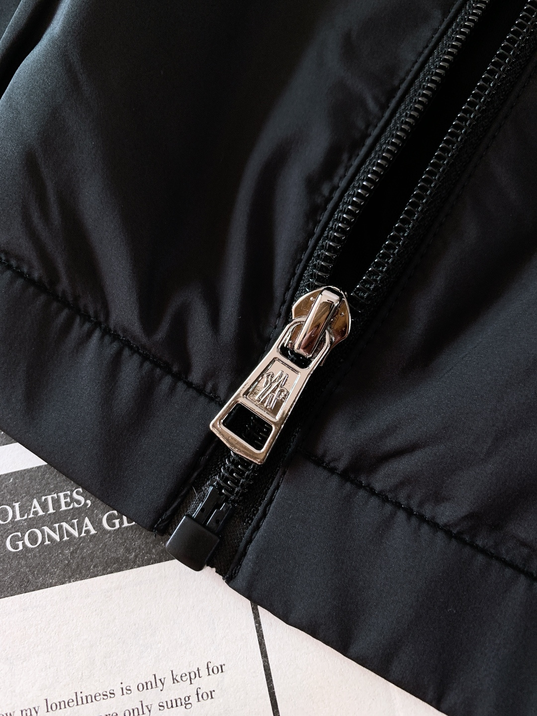 Moncler 蒙口 2026SS早春新品休闲连帽外套。轻奢户外天花板！这款连帽外套上身直接拉高整体气场