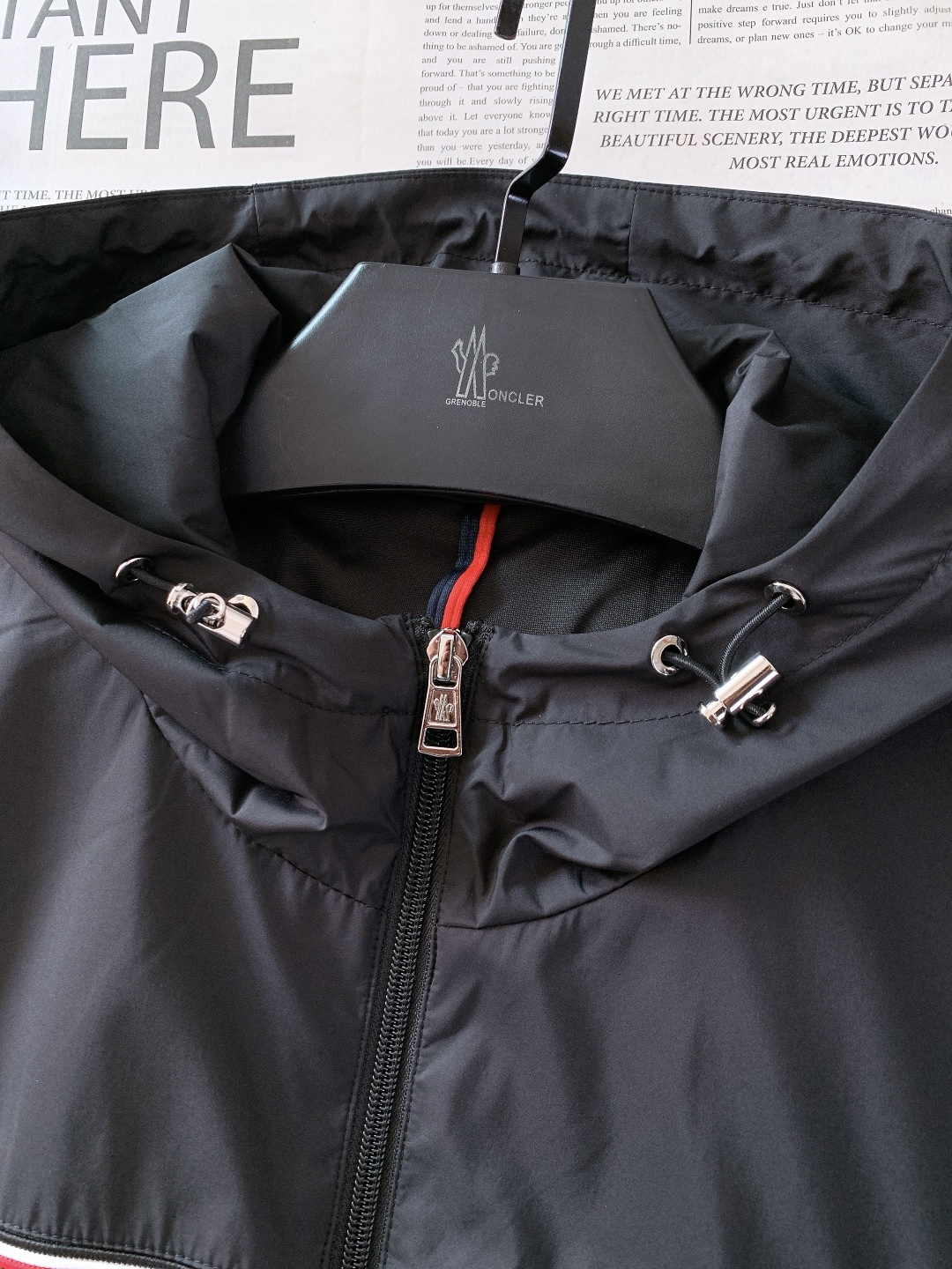 Moncler 蒙口 2026SS早春新品休闲连帽外套。轻奢户外天花板！这款连帽外套上身直接拉高整体气场