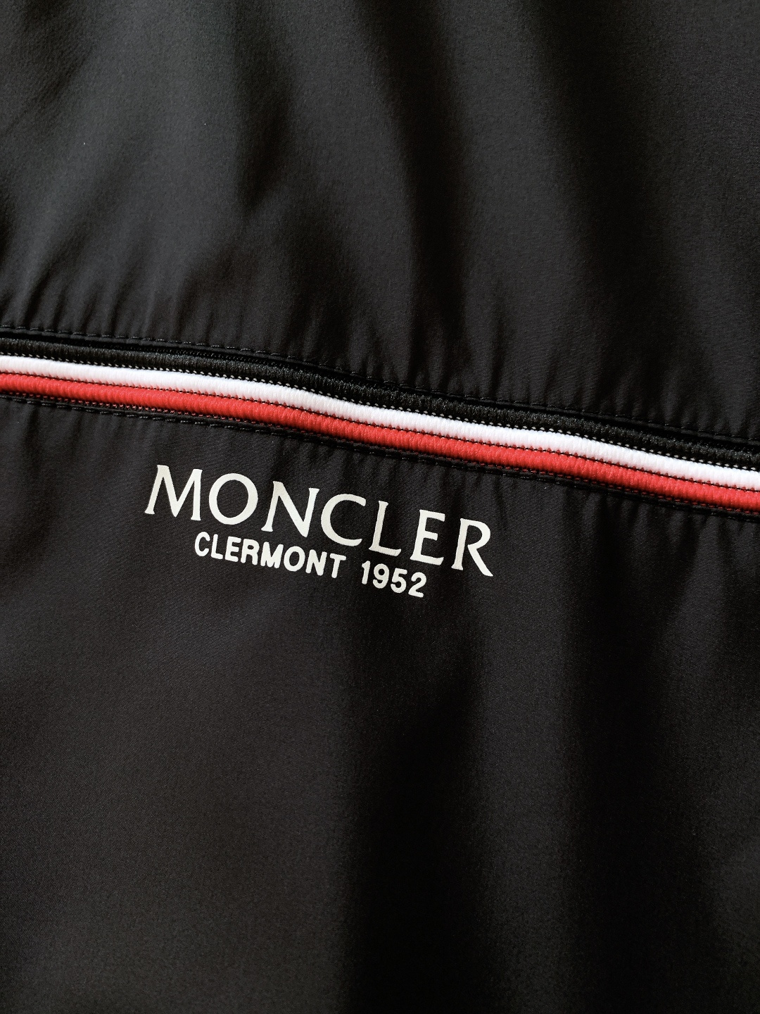 Moncler 蒙口 2026SS早春新品休闲连帽外套。轻奢户外天花板！这款连帽外套上身直接拉高整体气场