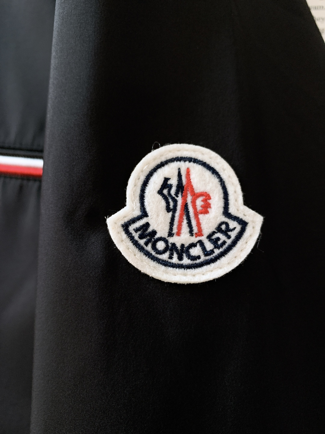 Moncler 蒙口 2026SS早春新品休闲连帽外套。轻奢户外天花板！这款连帽外套上身直接拉高整体气场