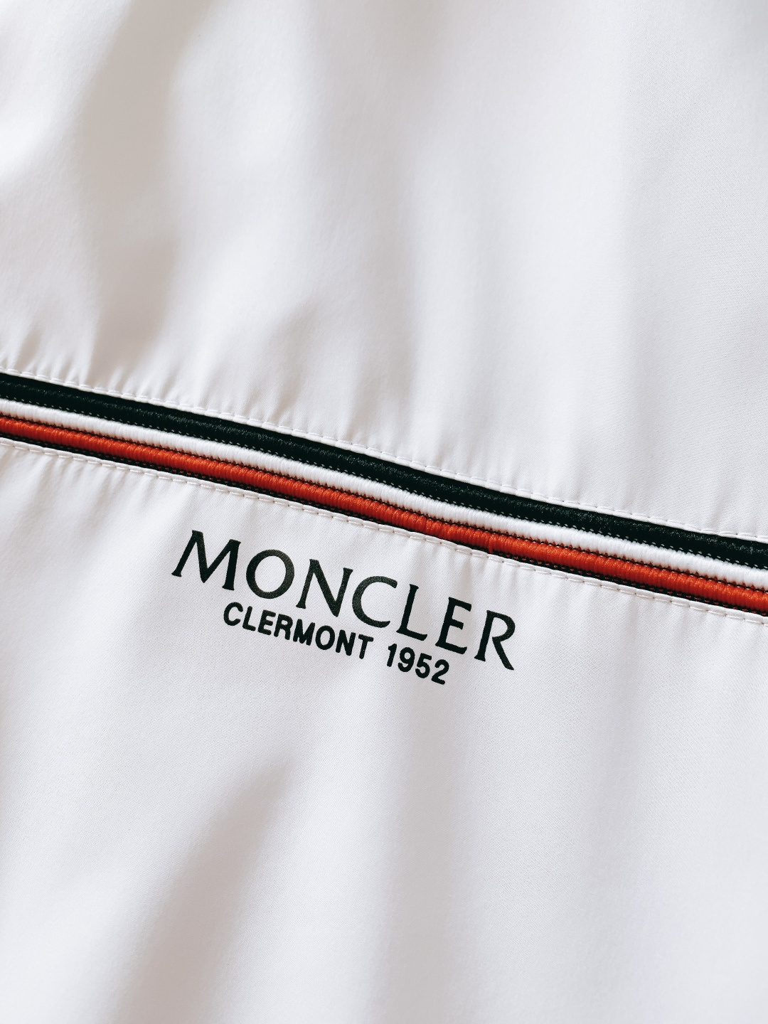 Moncler 蒙口 2026SS早春新品休闲连帽外套。轻奢户外天花板！这款连帽外套上身直接拉高整体气场