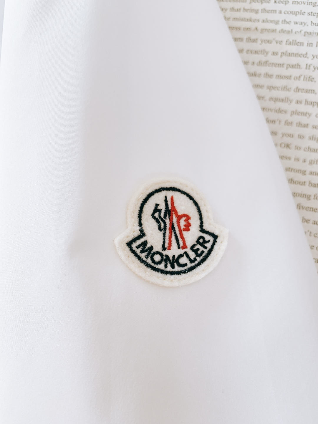 Moncler 蒙口 2026SS早春新品休闲连帽外套。轻奢户外天花板！这款连帽外套上身直接拉高整体气场