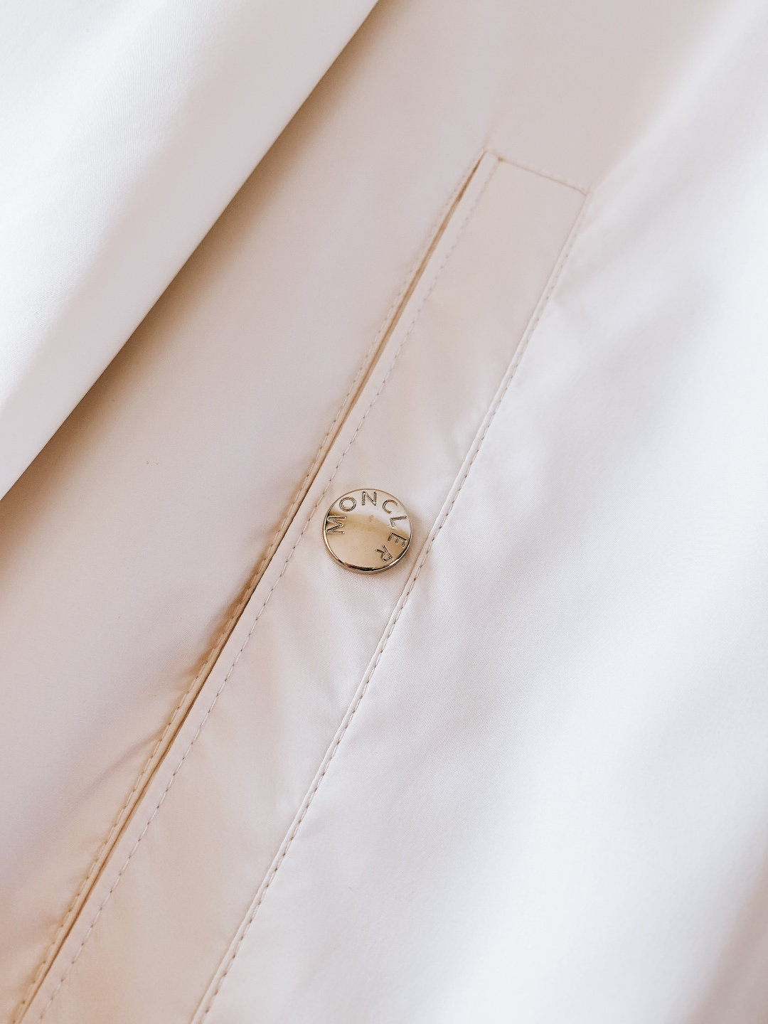 Moncler 蒙口 2026SS早春新品休闲连帽外套。轻奢户外天花板！这款连帽外套上身直接拉高整体气场