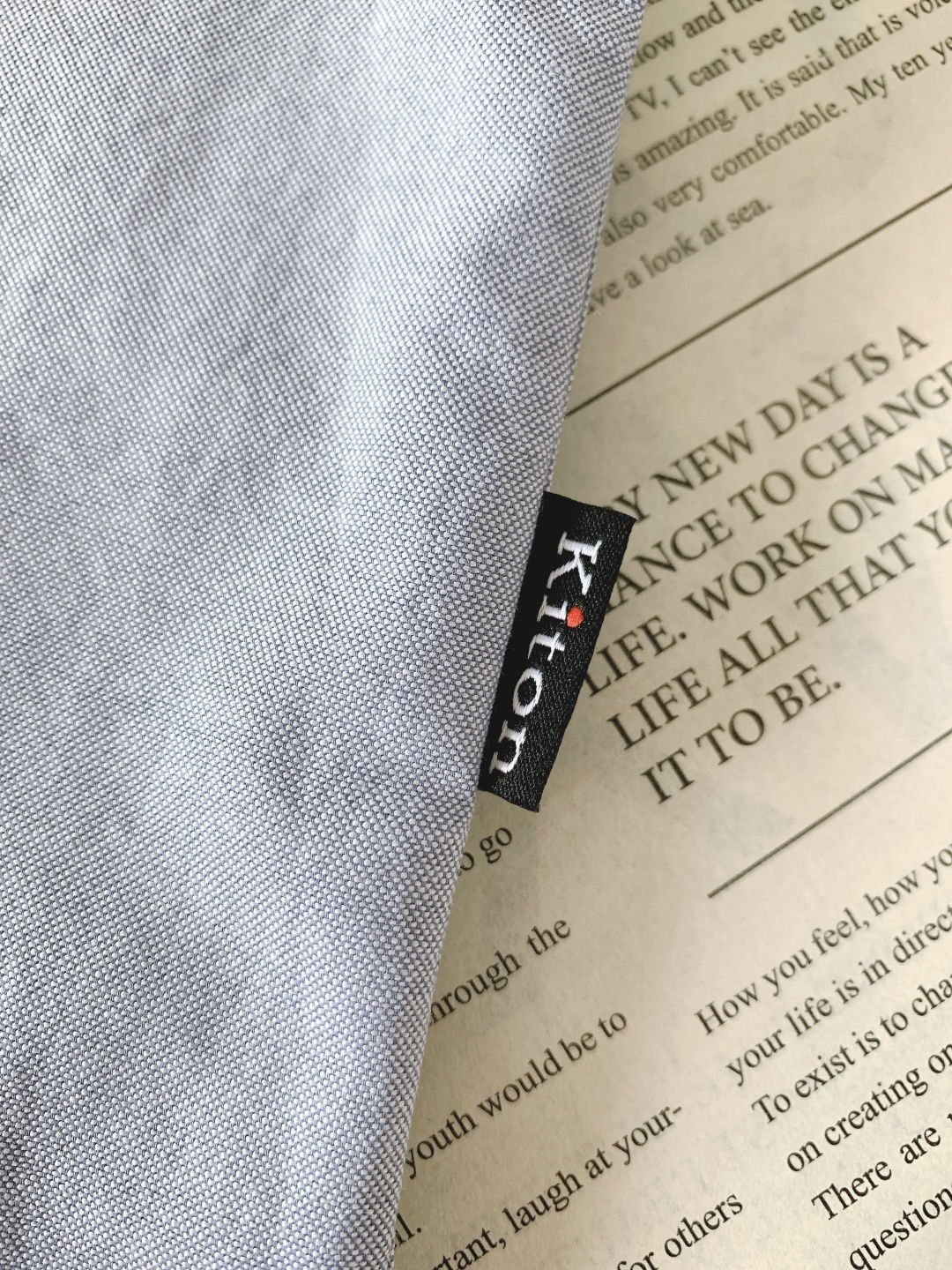 Kiton 奇顿 2026SS早春新品 老钱调性 主线系列，定织高支长绒棉结构触感细腻柔滑，低调光泽感自