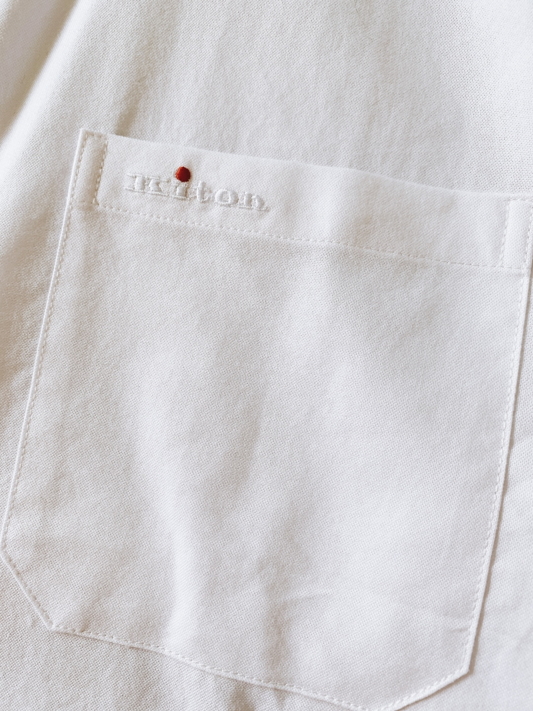 Kiton 奇顿 2026SS早春新品 老钱调性 主线系列，定织高支长绒棉结构触感细腻柔滑，低调光泽感自