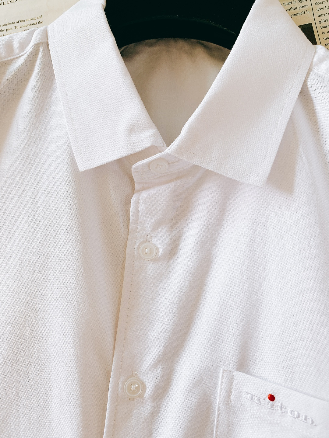 Kiton 奇顿 2026SS早春新品 老钱调性 主线系列，定织高支长绒棉结构触感细腻柔滑，低调光泽感自