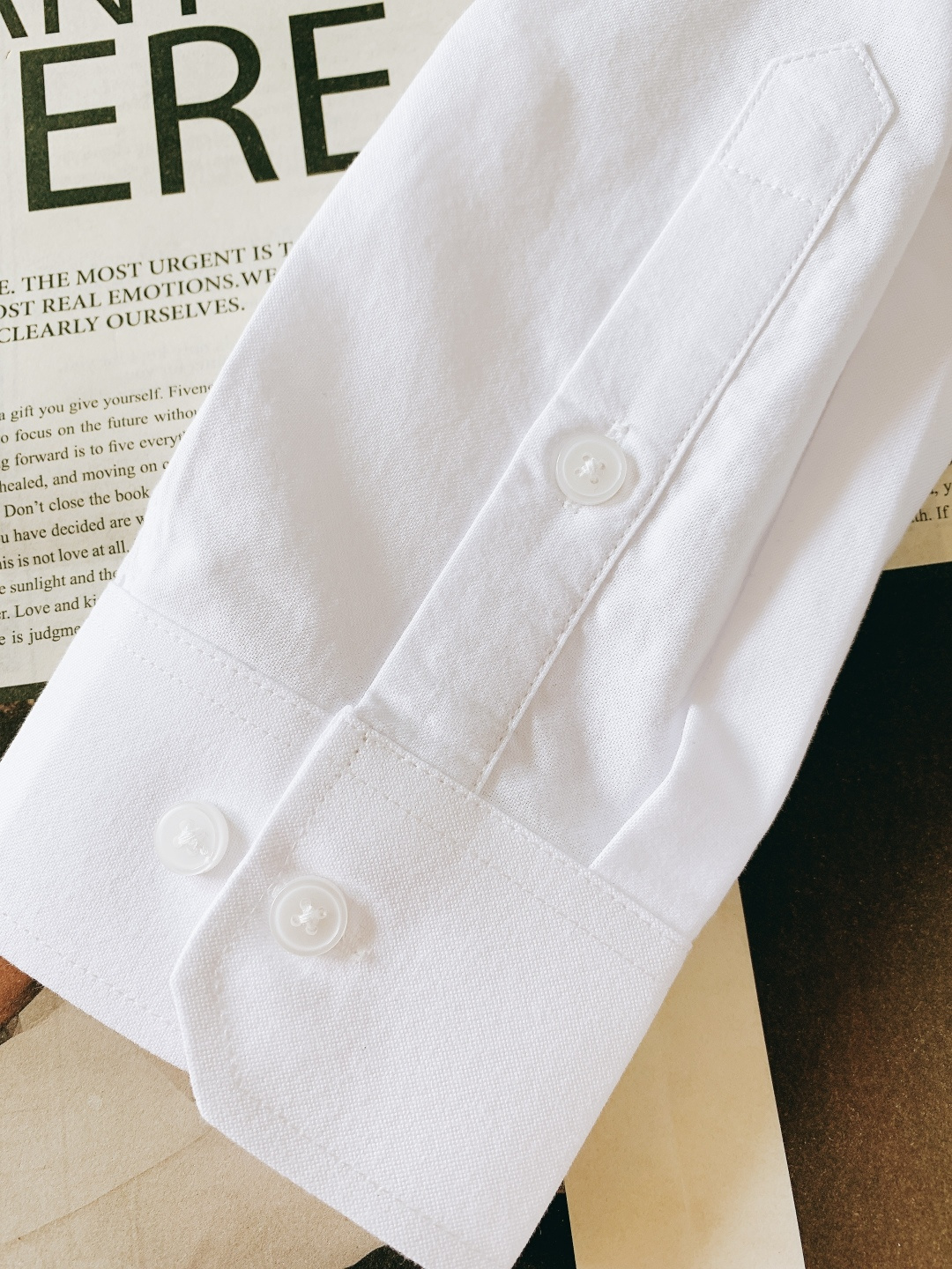 Kiton 奇顿 2026SS早春新品 老钱调性 主线系列，定织高支长绒棉结构触感细腻柔滑，低调光泽感自