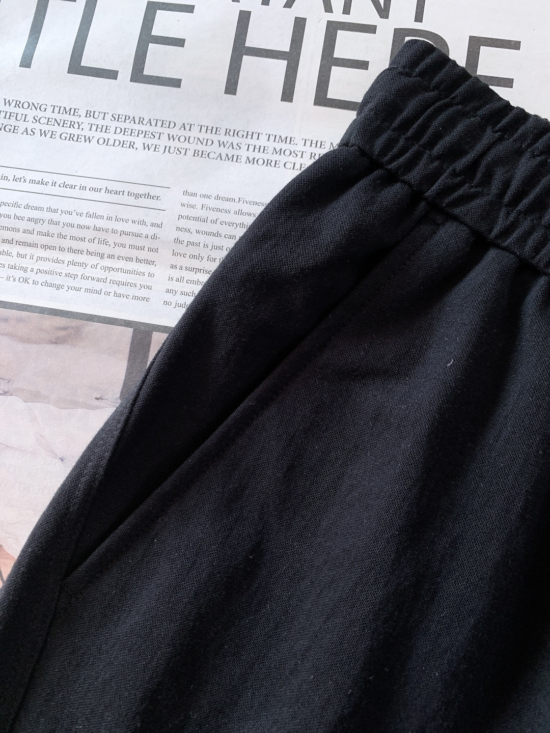 Prada 普拉达 2026SS早春新品三角标休闲裤。采用高支棉混纺面料，布面呈现细腻的肌理感，触感轻薄