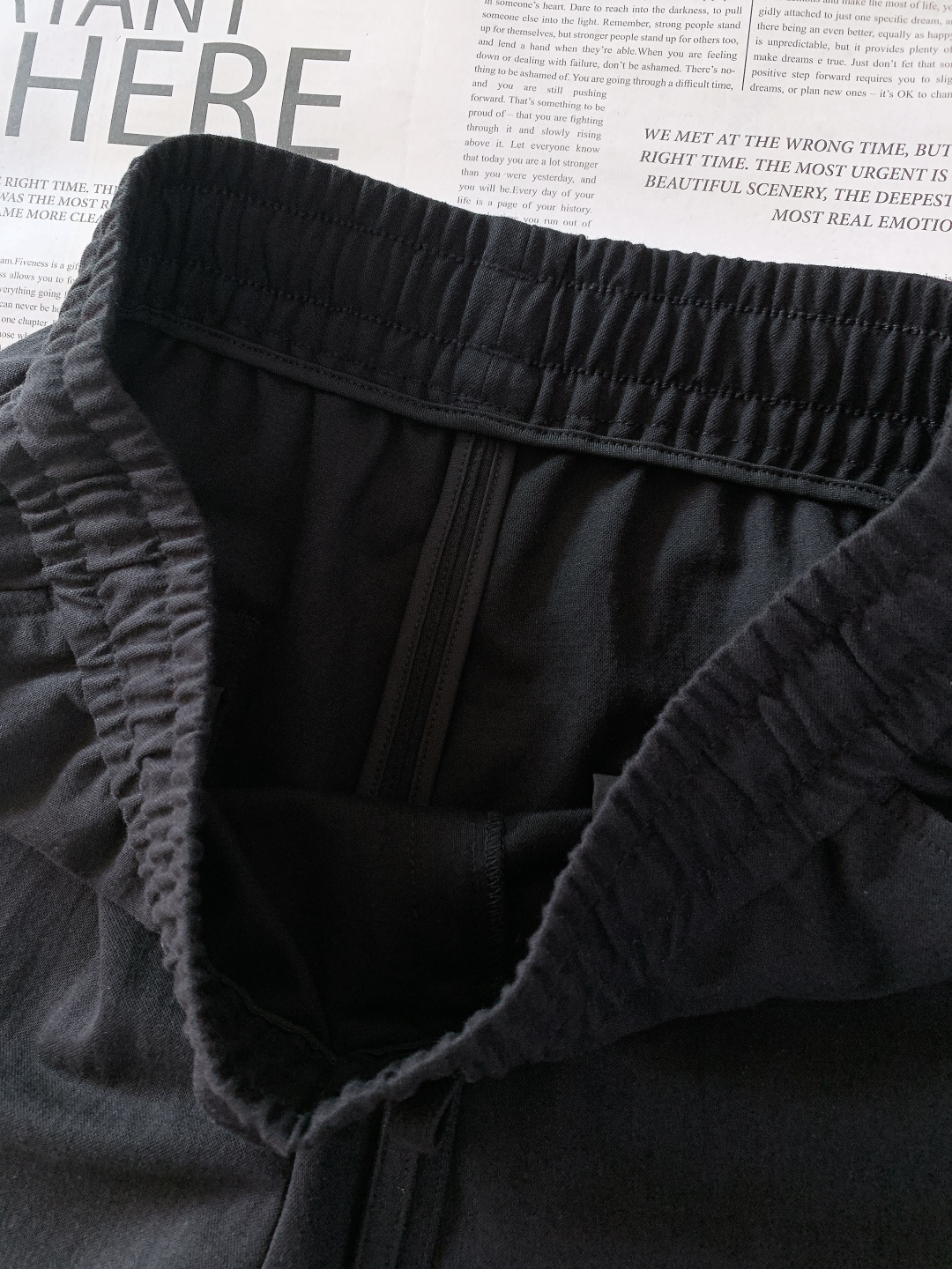 Prada 普拉达 2026SS早春新品三角标休闲裤。采用高支棉混纺面料，布面呈现细腻的肌理感，触感轻薄