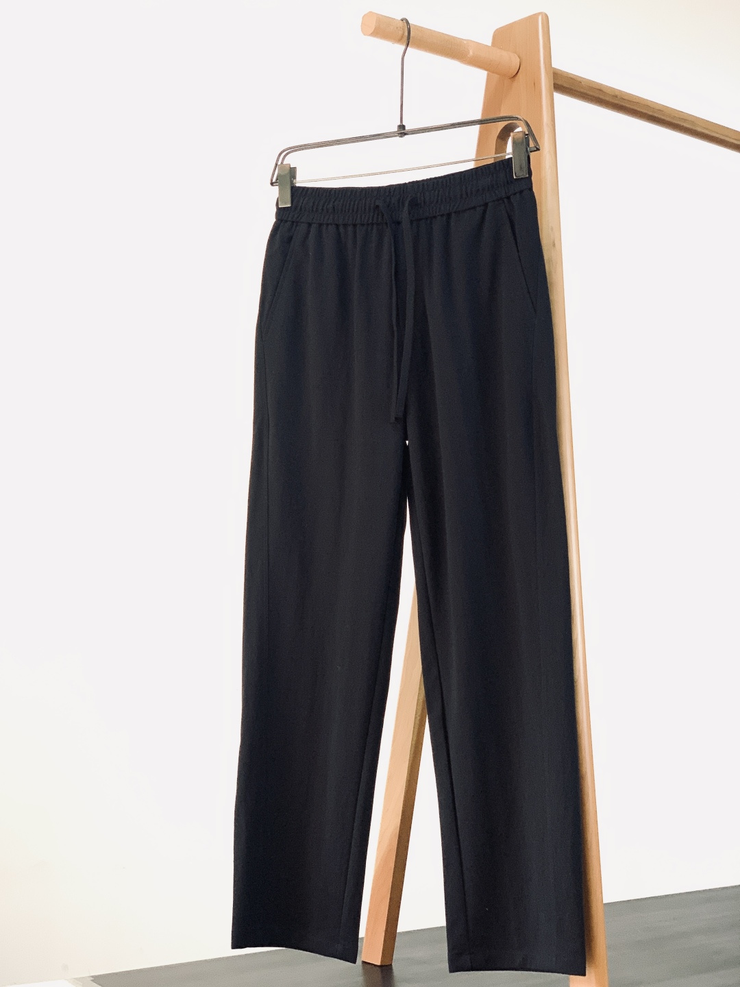 Prada 普拉达 2026SS早春新品三角标休闲裤。采用高支棉混纺面料，布面呈现细腻的肌理感，触感轻薄