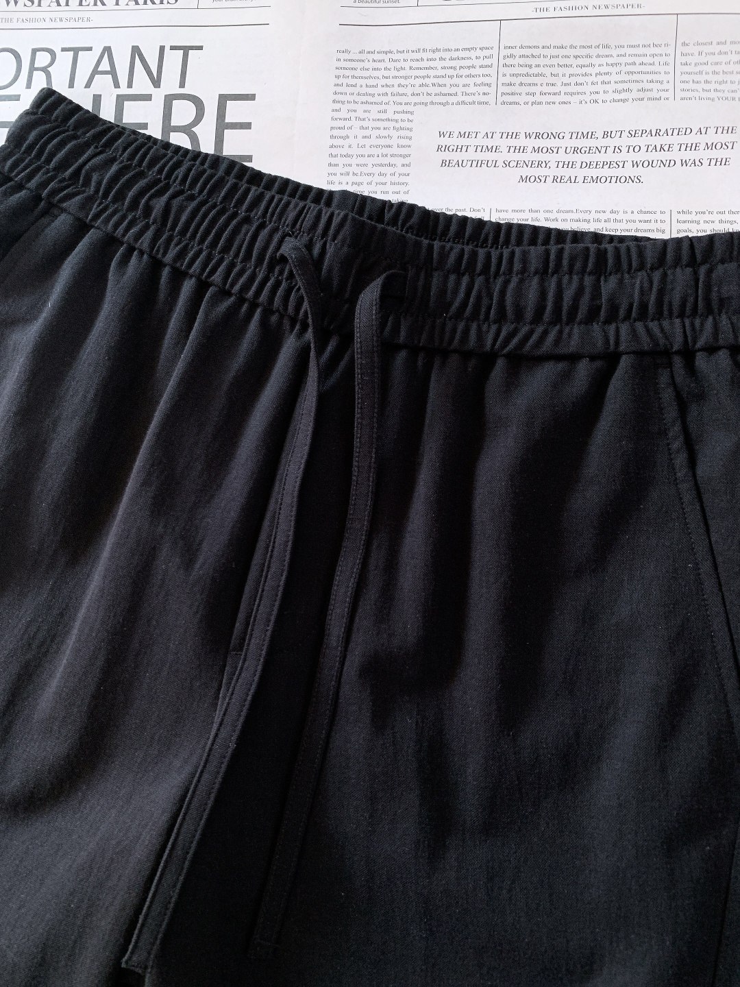 Prada 普拉达 2026SS早春新品三角标休闲裤。采用高支棉混纺面料，布面呈现细腻的肌理感，触感轻薄