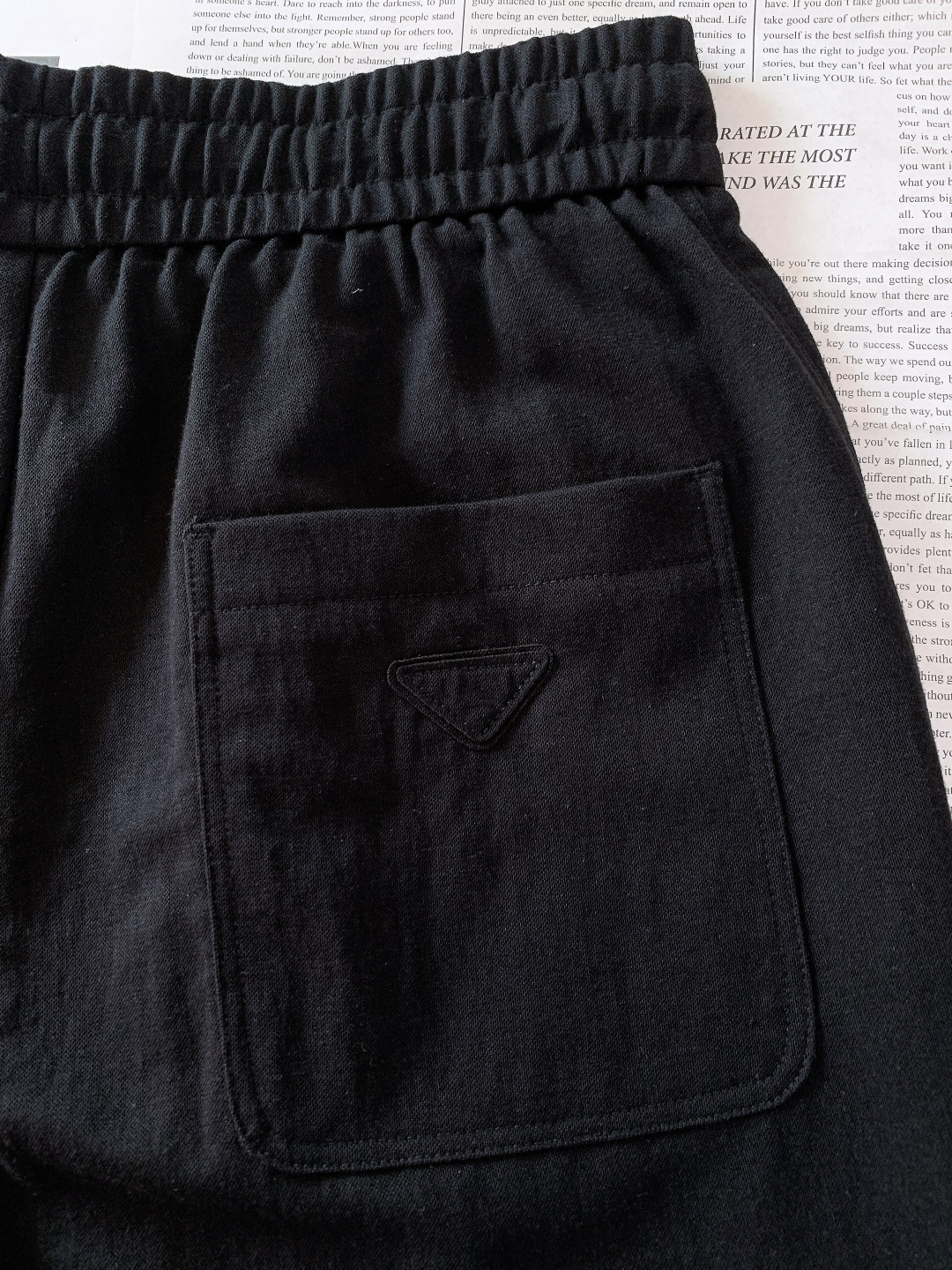 Prada 普拉达 2026SS早春新品三角标休闲裤。采用高支棉混纺面料，布面呈现细腻的肌理感，触感轻薄