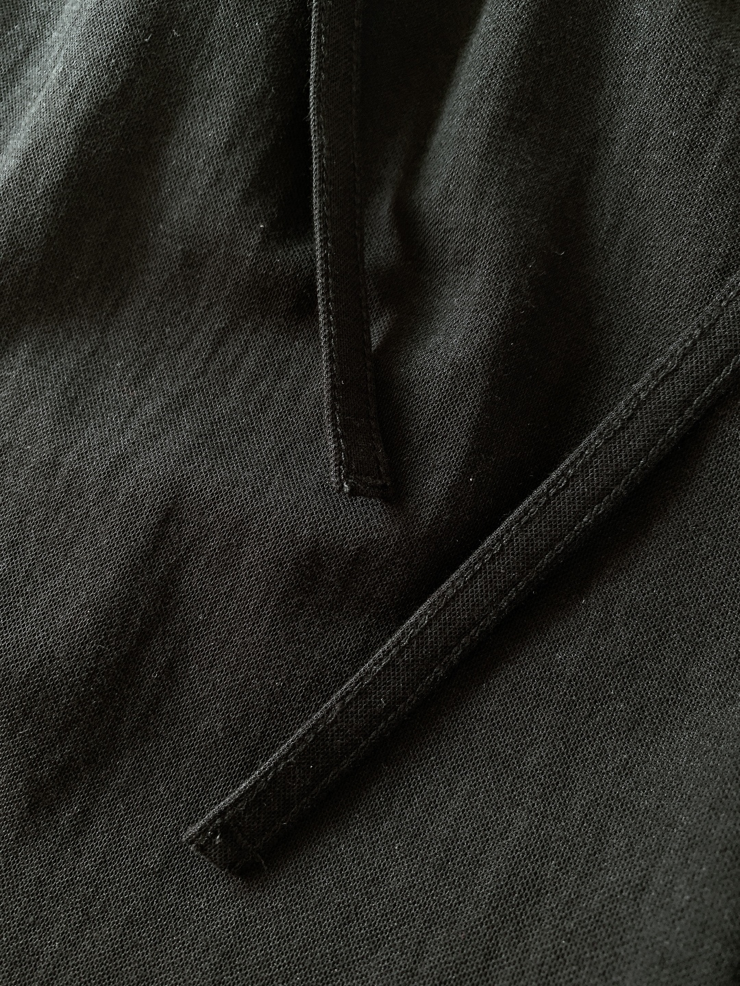 Prada 普拉达 2026SS早春新品三角标休闲裤。采用高支棉混纺面料，布面呈现细腻的肌理感，触感轻薄