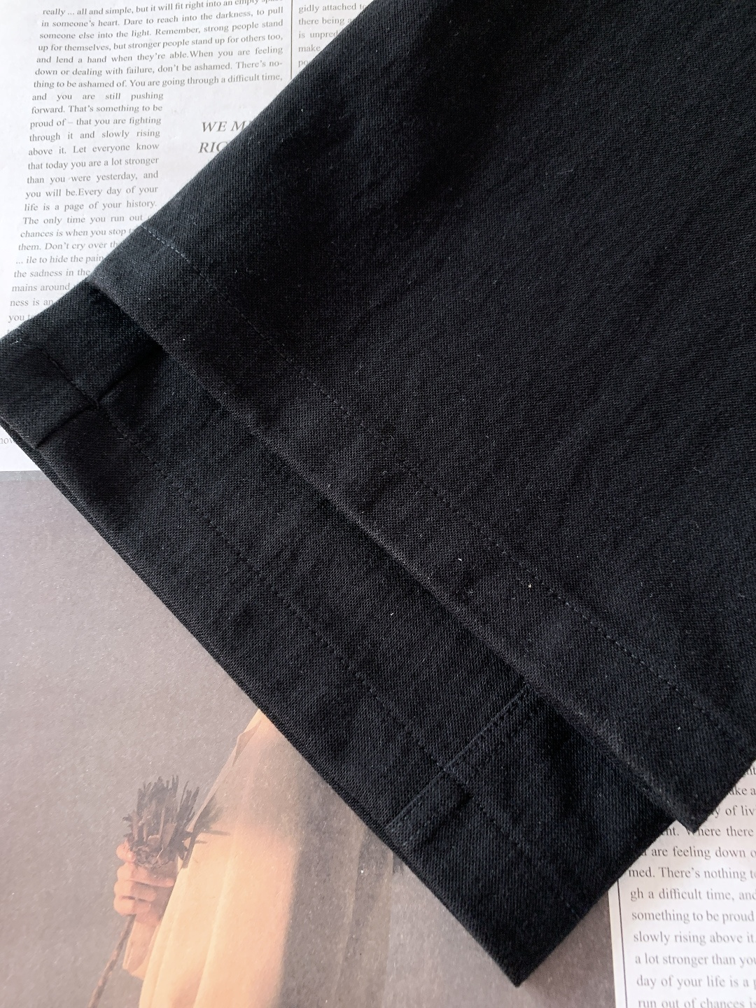 Prada 普拉达 2026SS早春新品三角标休闲裤。采用高支棉混纺面料，布面呈现细腻的肌理感，触感轻薄