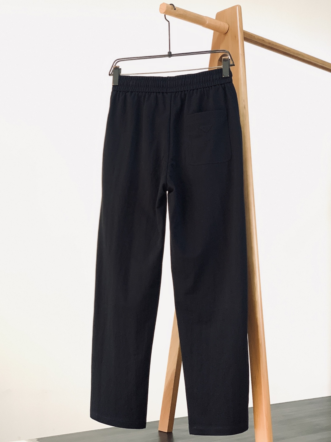 Prada 普拉达 2026SS早春新品三角标休闲裤。采用高支棉混纺面料，布面呈现细腻的肌理感，触感轻薄