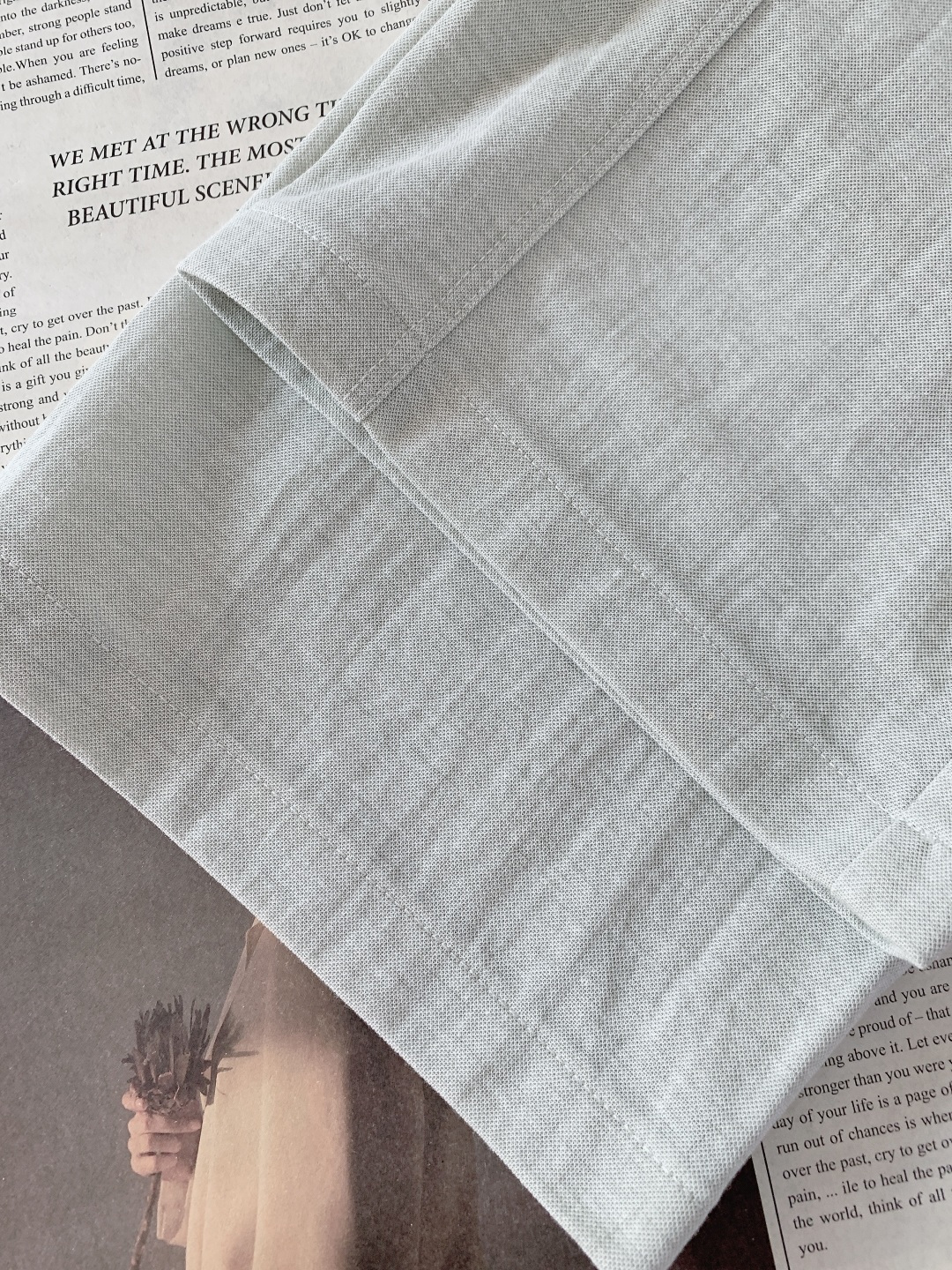 Prada 普拉达 2026SS早春新品三角标休闲裤。采用高支棉混纺面料，布面呈现细腻的肌理感，触感轻薄