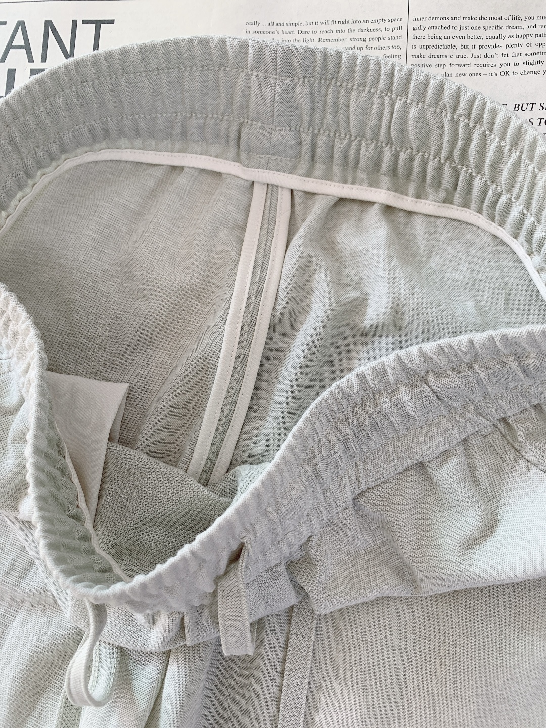 Prada 普拉达 2026SS早春新品三角标休闲裤。采用高支棉混纺面料，布面呈现细腻的肌理感，触感轻薄