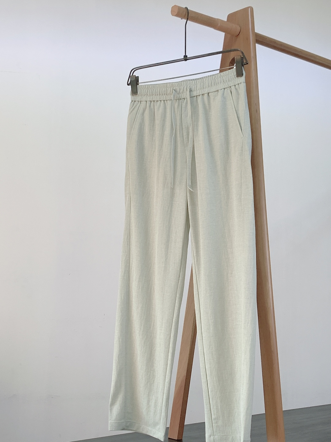 Prada 普拉达 2026SS早春新品三角标休闲裤。采用高支棉混纺面料，布面呈现细腻的肌理感，触感轻薄