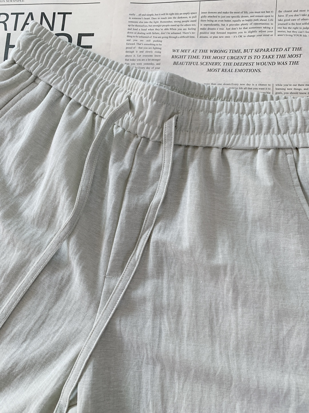 Prada 普拉达 2026SS早春新品三角标休闲裤。采用高支棉混纺面料，布面呈现细腻的肌理感，触感轻薄