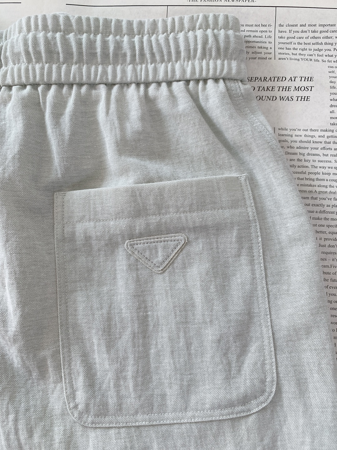 Prada 普拉达 2026SS早春新品三角标休闲裤。采用高支棉混纺面料，布面呈现细腻的肌理感，触感轻薄