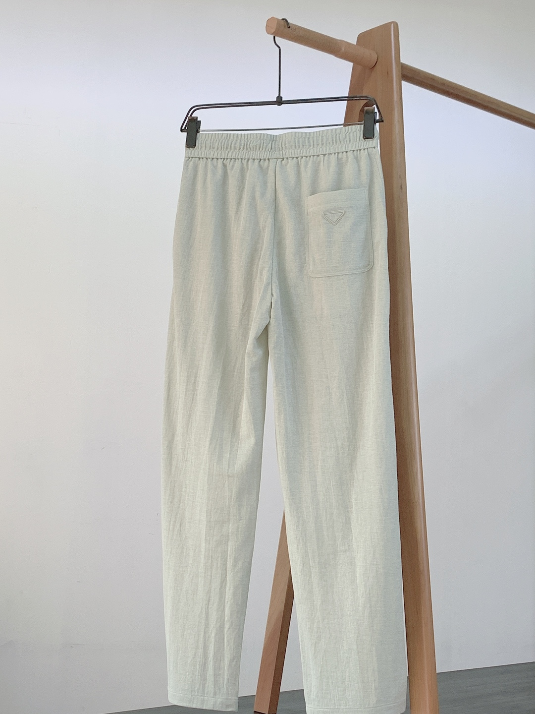 Prada 普拉达 2026SS早春新品三角标休闲裤。采用高支棉混纺面料，布面呈现细腻的肌理感，触感轻薄