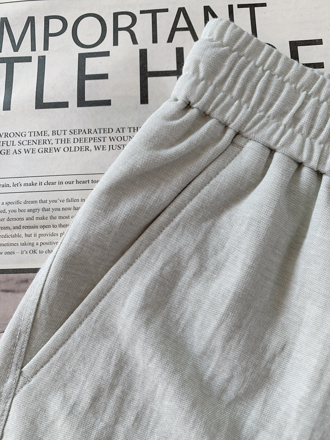 Prada 普拉达 2026SS早春新品三角标休闲裤。采用高支棉混纺面料，布面呈现细腻的肌理感，触感轻薄