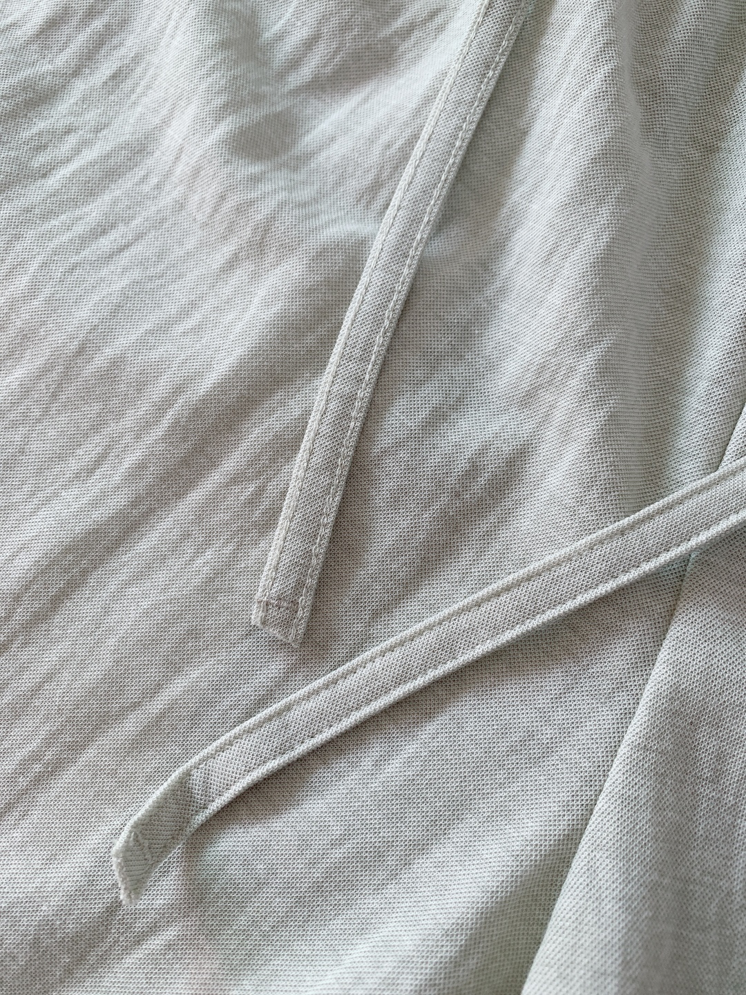 Prada 普拉达 2026SS早春新品三角标休闲裤。采用高支棉混纺面料，布面呈现细腻的肌理感，触感轻薄