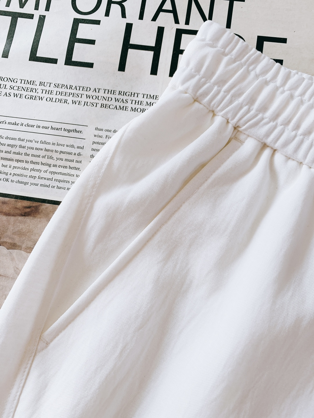 Prada 普拉达 2026SS早春新品三角标休闲裤。采用高支棉混纺面料，布面呈现细腻的肌理感，触感轻薄