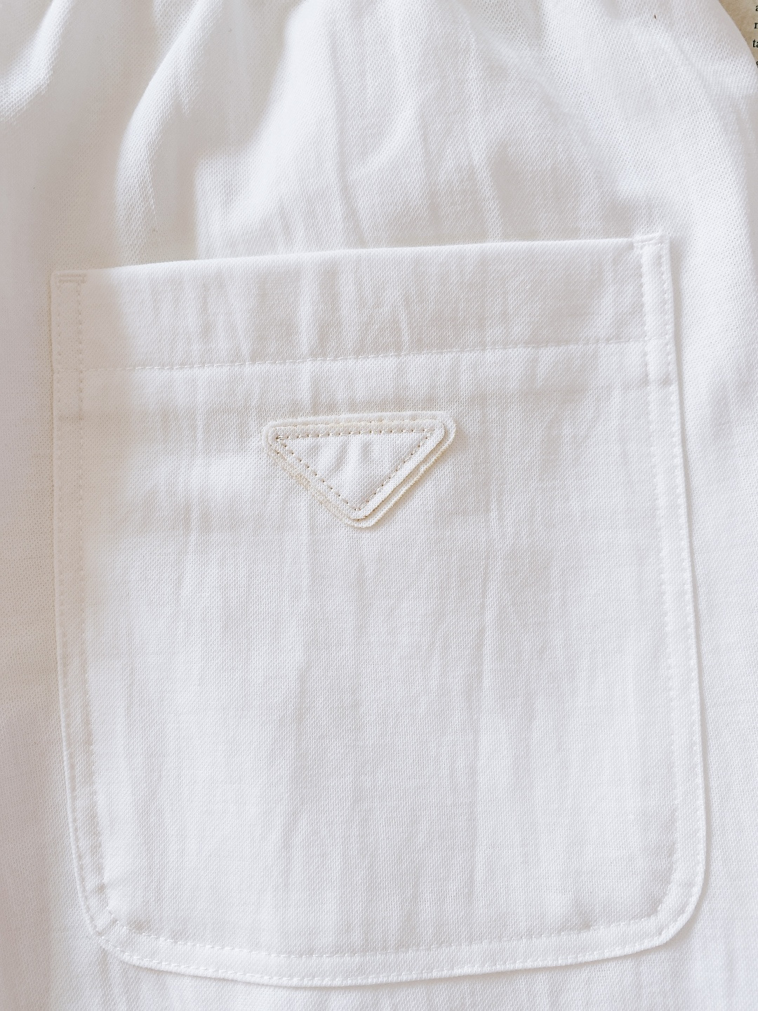 Prada 普拉达 2026SS早春新品三角标休闲裤。采用高支棉混纺面料，布面呈现细腻的肌理感，触感轻薄