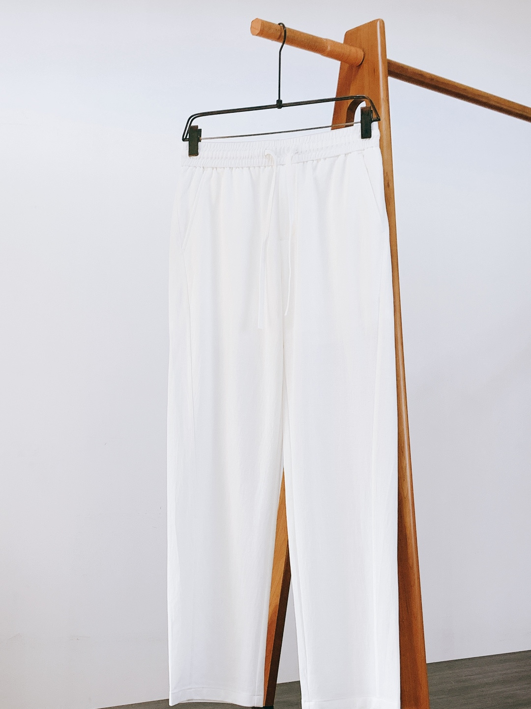 Prada 普拉达 2026SS早春新品三角标休闲裤。采用高支棉混纺面料，布面呈现细腻的肌理感，触感轻薄