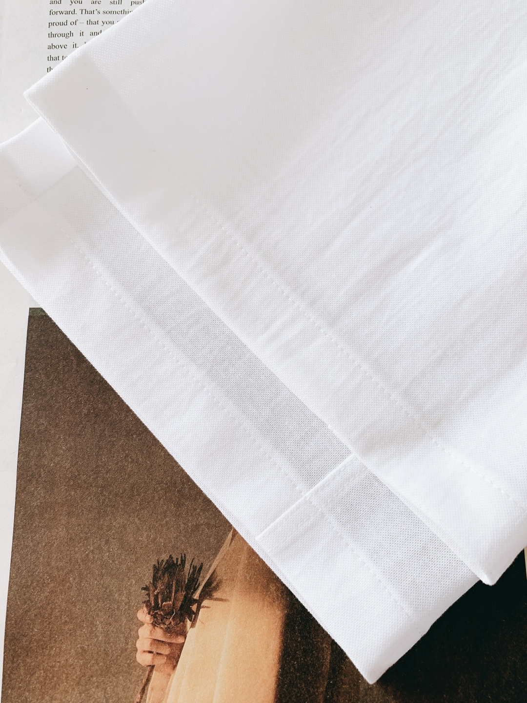 Prada 普拉达 2026SS早春新品三角标休闲裤。采用高支棉混纺面料，布面呈现细腻的肌理感，触感轻薄