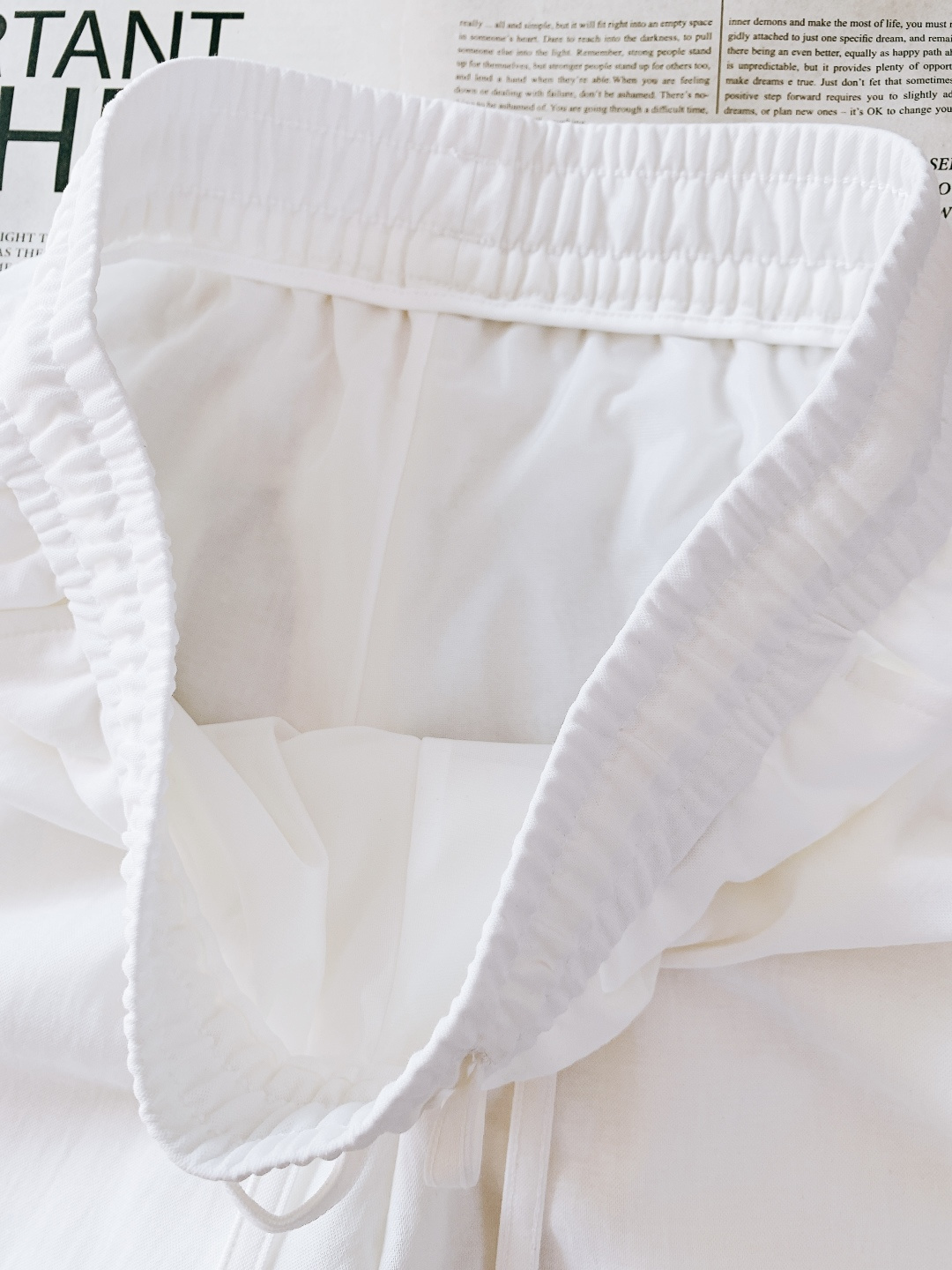 Prada 普拉达 2026SS早春新品三角标休闲裤。采用高支棉混纺面料，布面呈现细腻的肌理感，触感轻薄