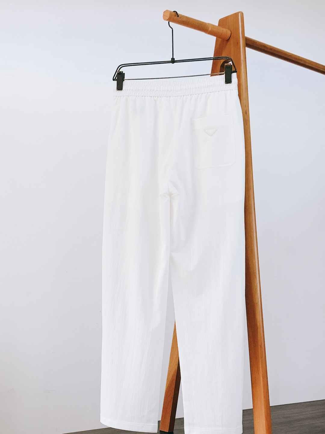 Prada 普拉达 2026SS早春新品三角标休闲裤。采用高支棉混纺面料，布面呈现细腻的肌理感，触感轻薄