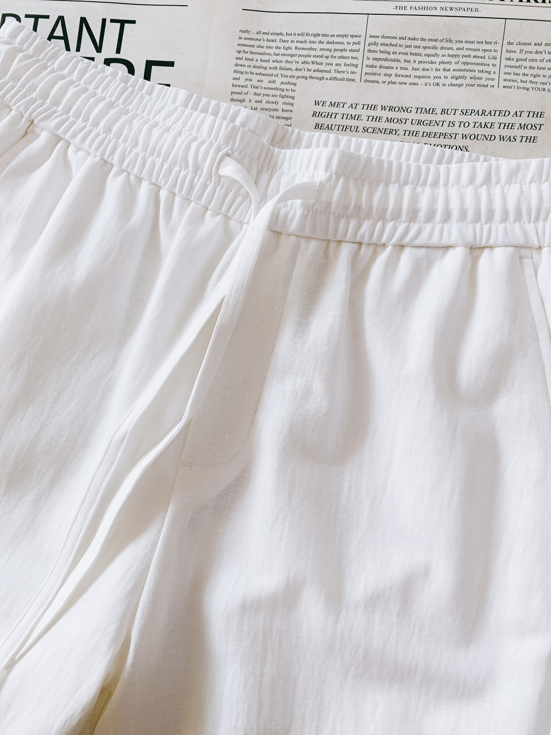 Prada 普拉达 2026SS早春新品三角标休闲裤。采用高支棉混纺面料，布面呈现细腻的肌理感，触感轻薄